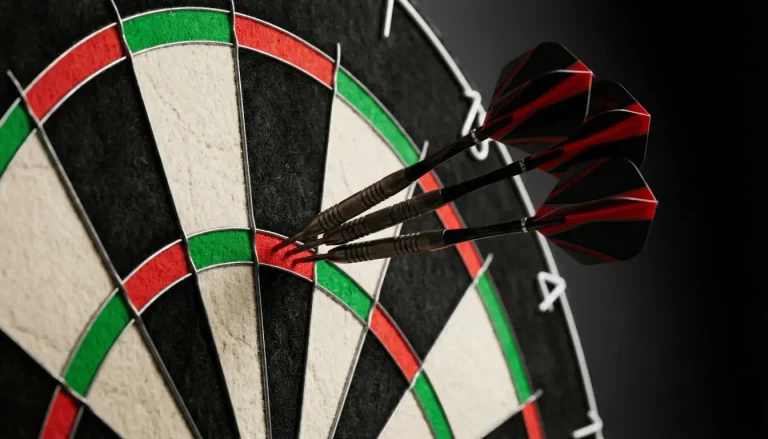 Professioneel dartbord met pijlen in triple twintig segment