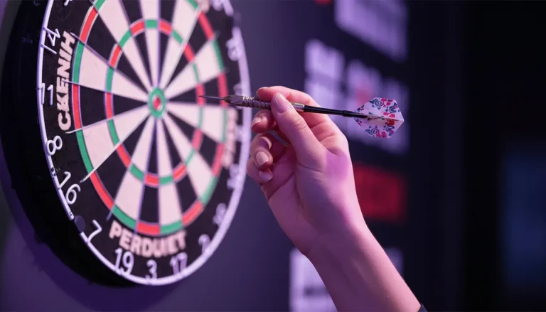 Professioneel dartbord met vrouwelijke hand en pijl