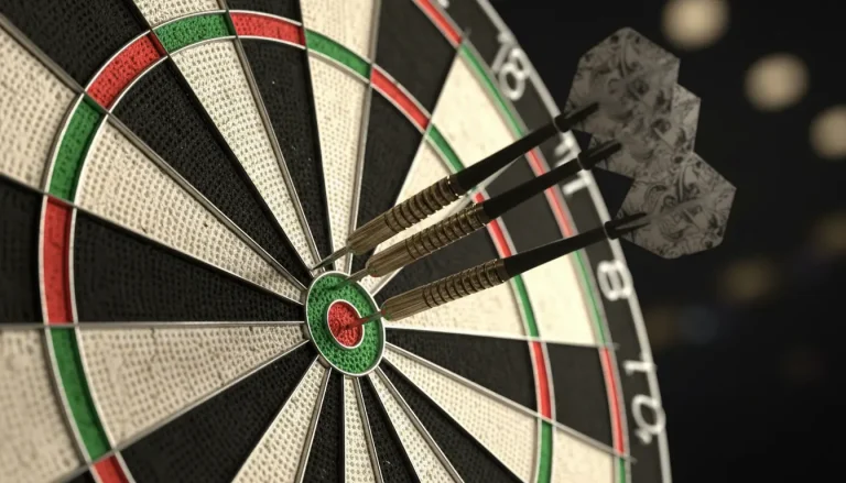 Professioneel dartbord met pijlen in triple twintig segment tijdens wedstrijd